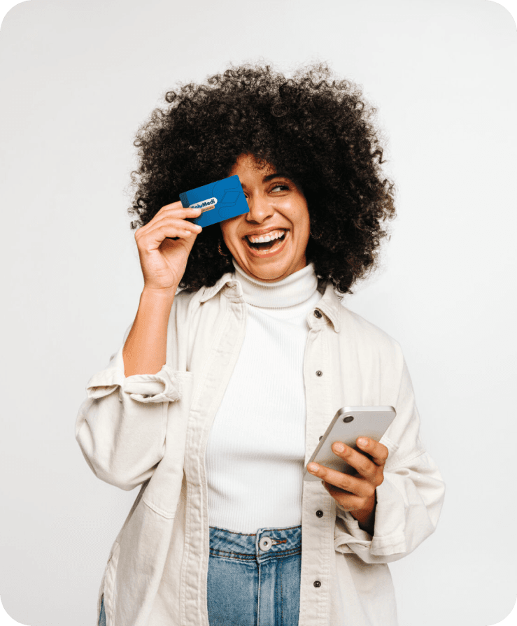 Uma paciente segurando o cartão SoluMedi com elementos de interface ao redor.